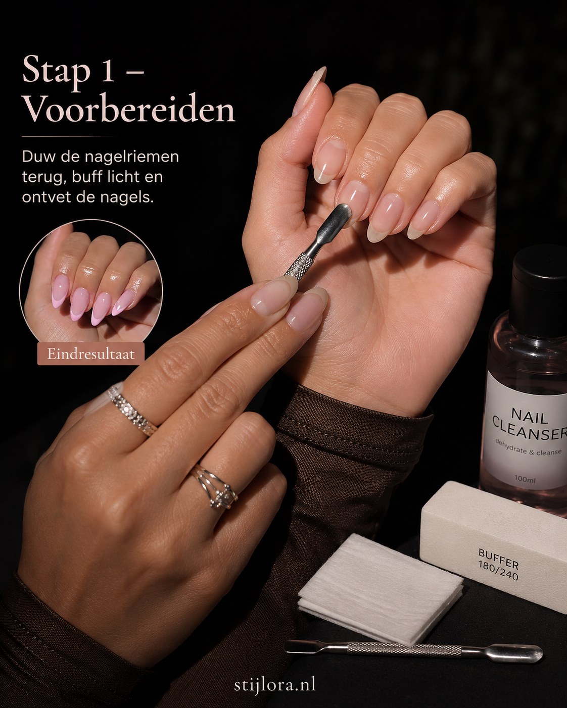 Handen duwen nagelriemen terug en ontvetten de nagel voor baby roze amandel Franse tips