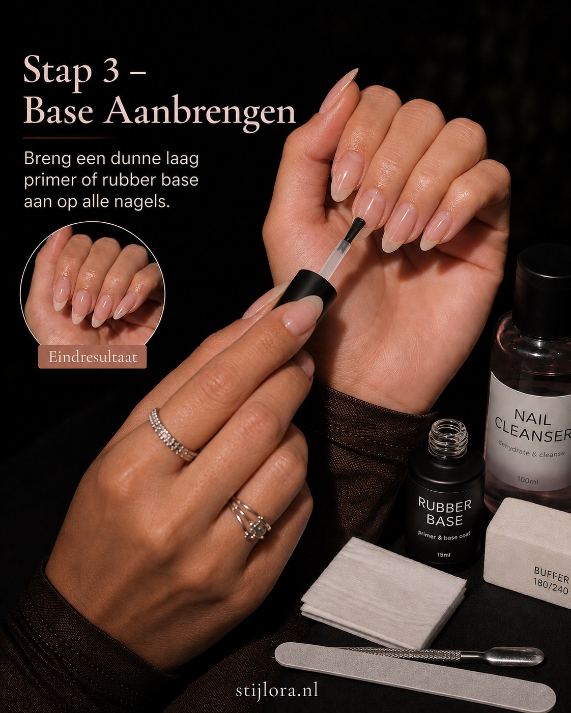 Dunne laag rubber base wordt met een kwastje op de natuurlijke nagel aangebracht