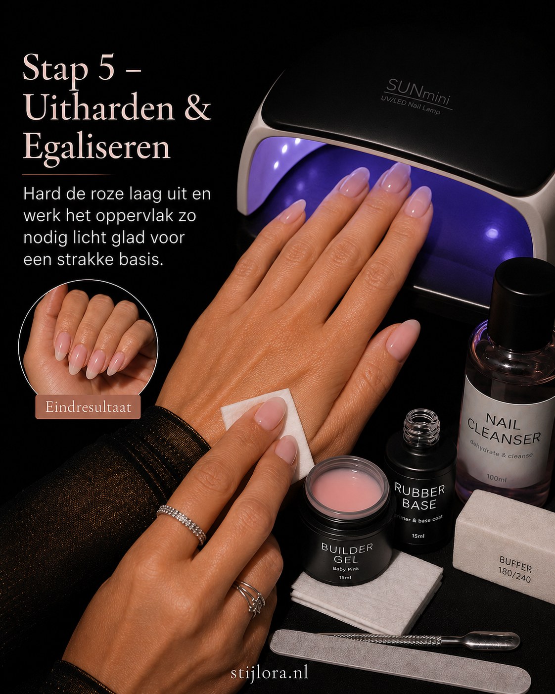 Nagels harden uit onder de SUNmini UV/LED-lamp voor een strakke roze basis