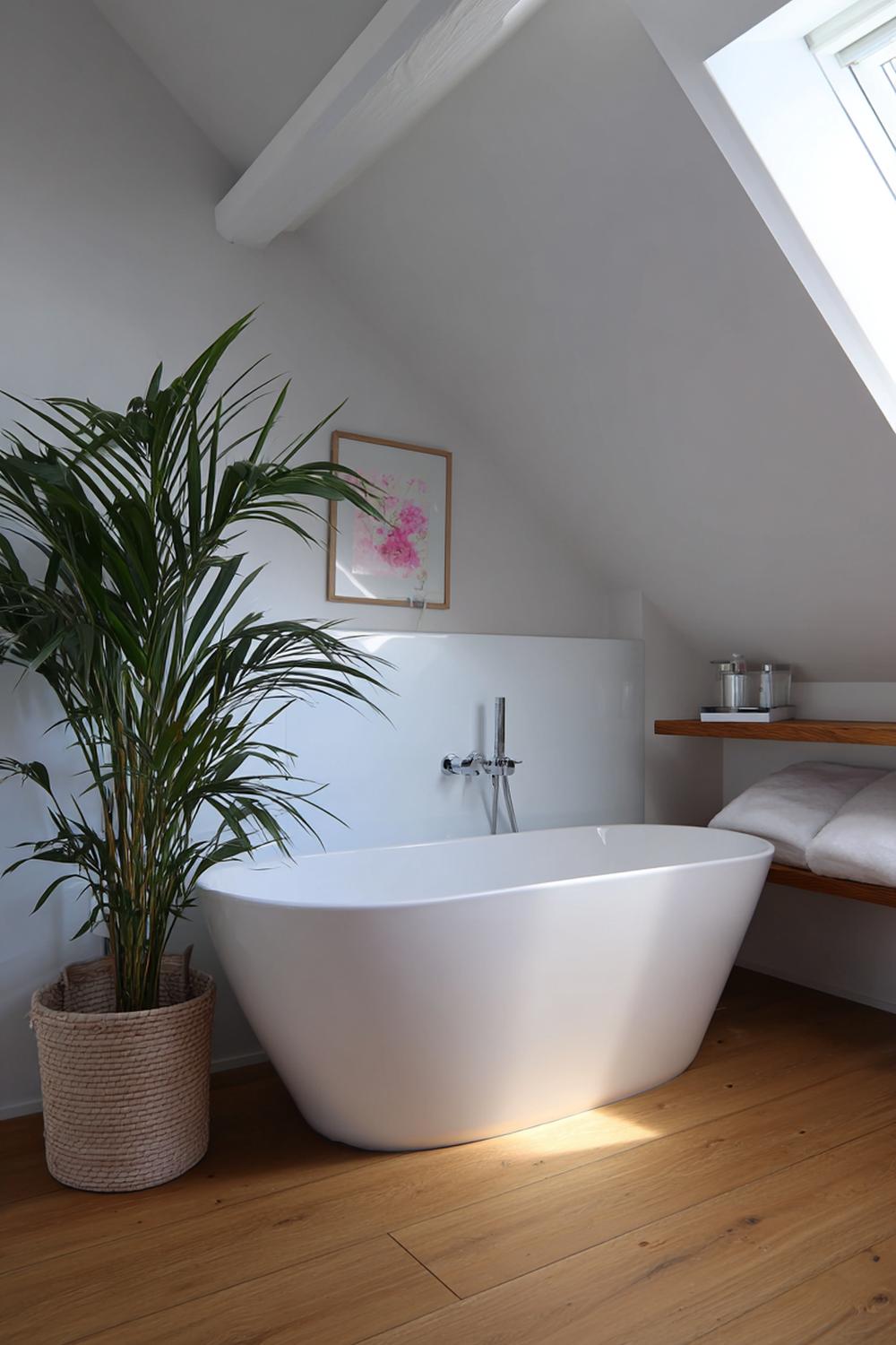 10. Badkamer inspiratie: zolderbadkamer met dakraam en lage nis-opslag
