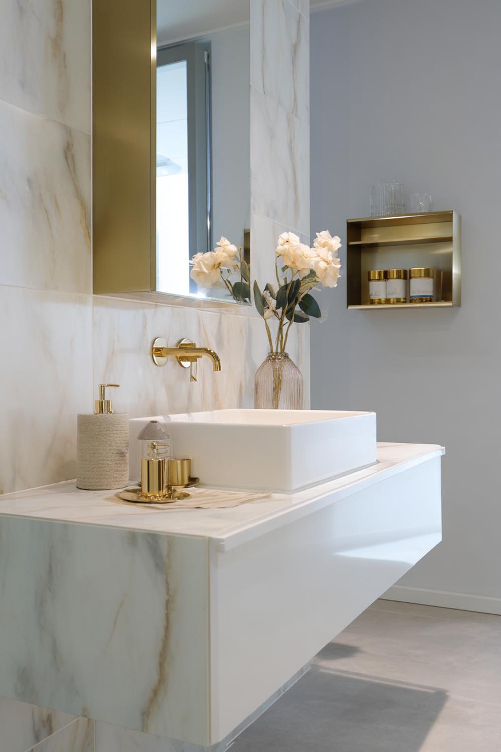 2. Badkamer inspiratie: hotelchic marmerlook met goudkleurige accenten