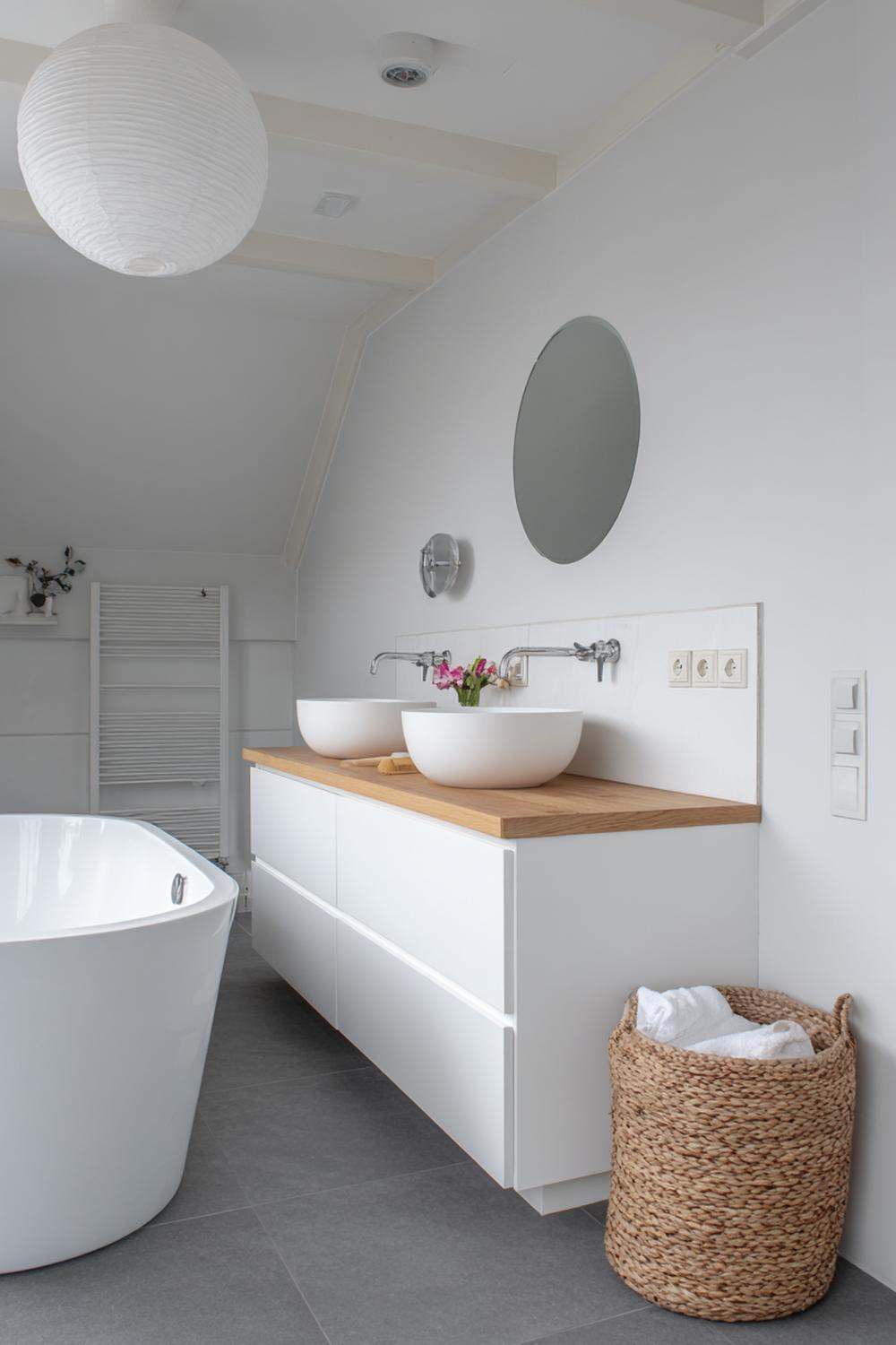 4. Badkamer inspiratie: Scandinavisch wit met licht eiken en rond licht