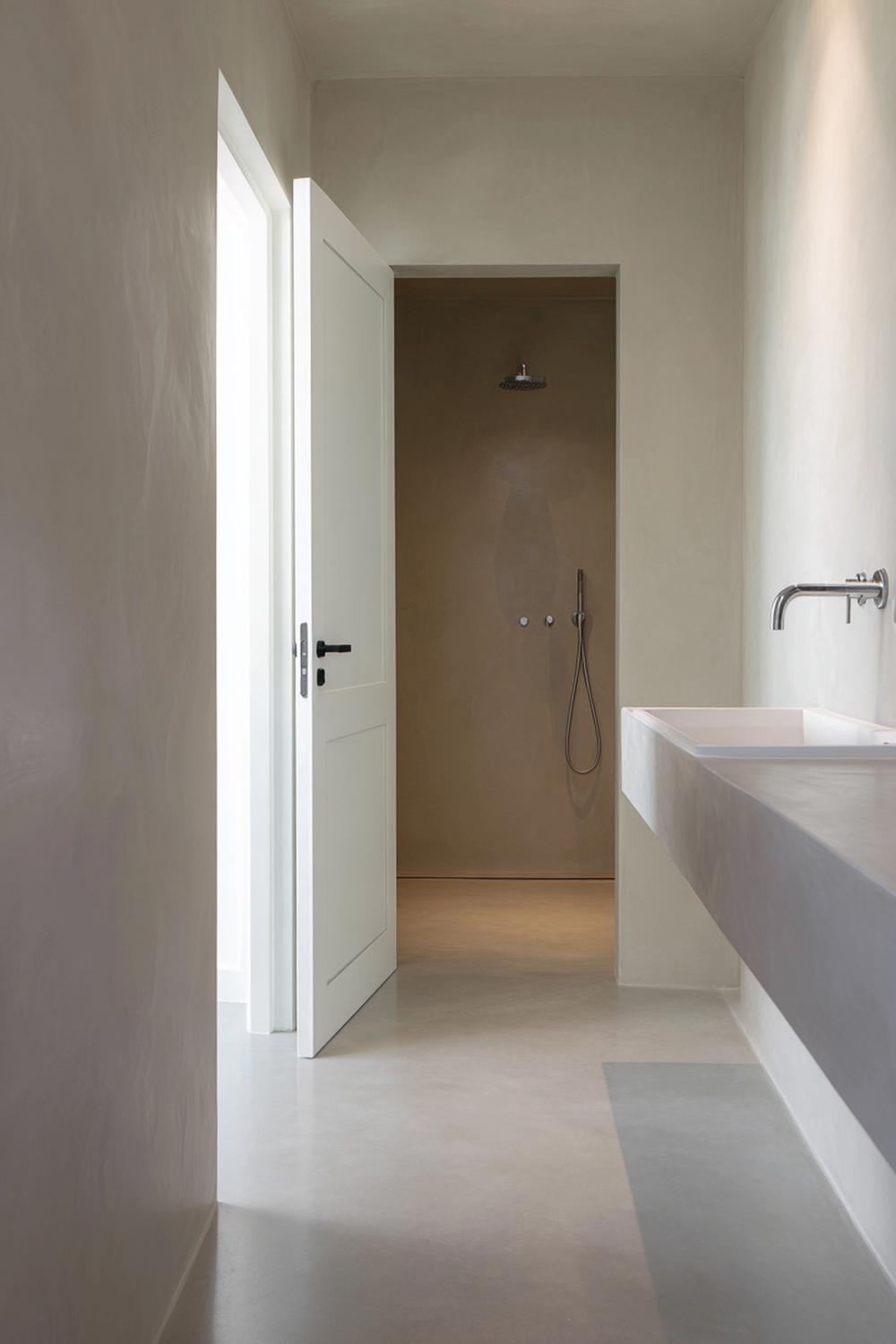 8. Badkamer inspiratie: minimalistische microcement met naadloze douche