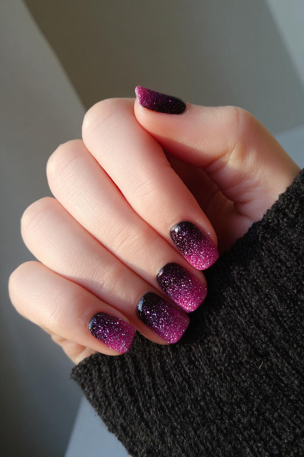 10. Carnaval nagels met glittergradient en donkerpaars basislak