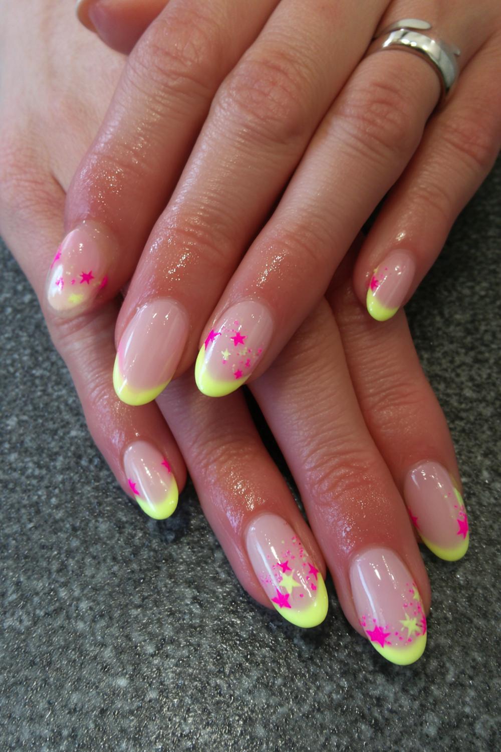 5. Carnaval nagels met neon french tip en subtiele sterretjes