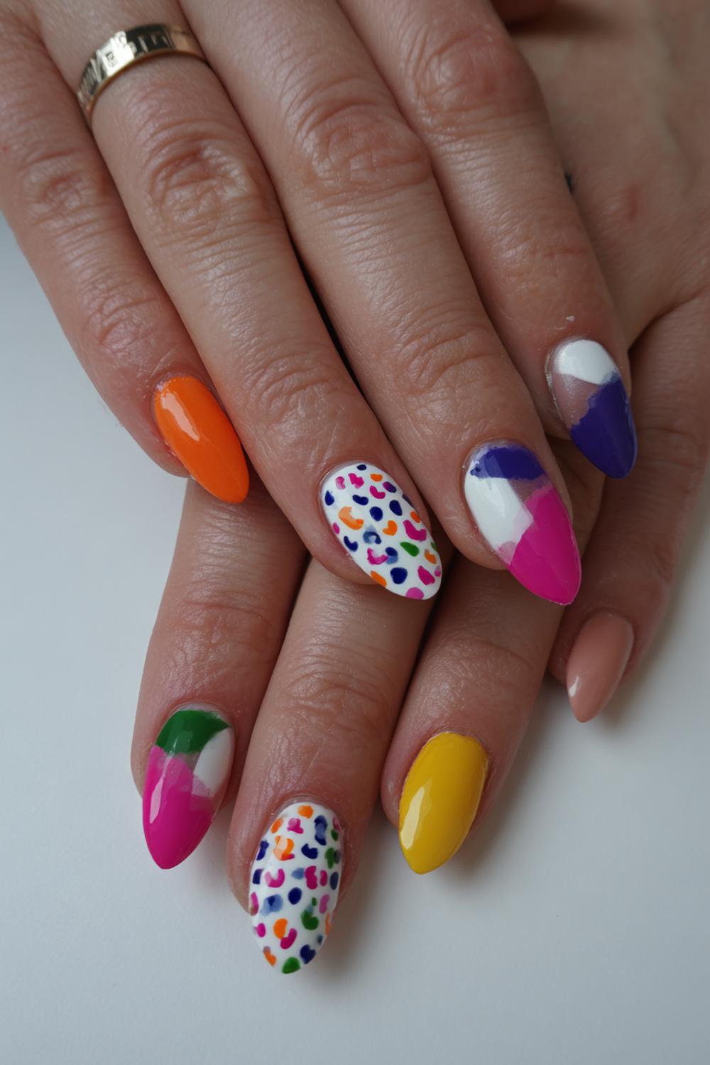 9. Carnaval nagels met gespatte verf en felle kleurblokken