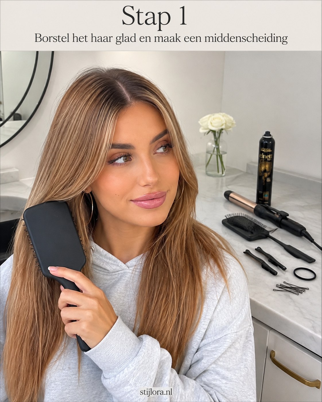 Vrouw borstelt halflang balayage haar glad en trekt een middenscheiding voor curtain bangs styling