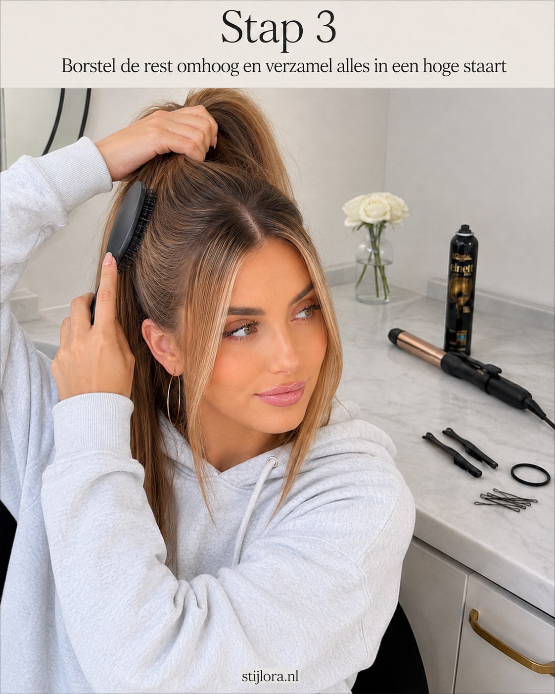 Haar wordt omhoog geborsteld tot een hoge staart bij halflang balayage haar