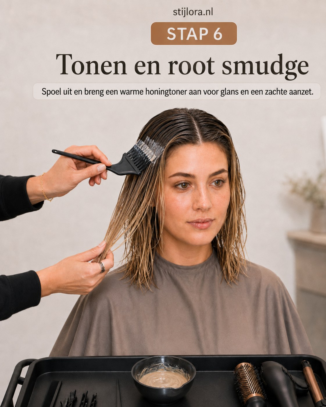 Warme honingtoner en root smudge aangebracht voor een echte honey blonde tint