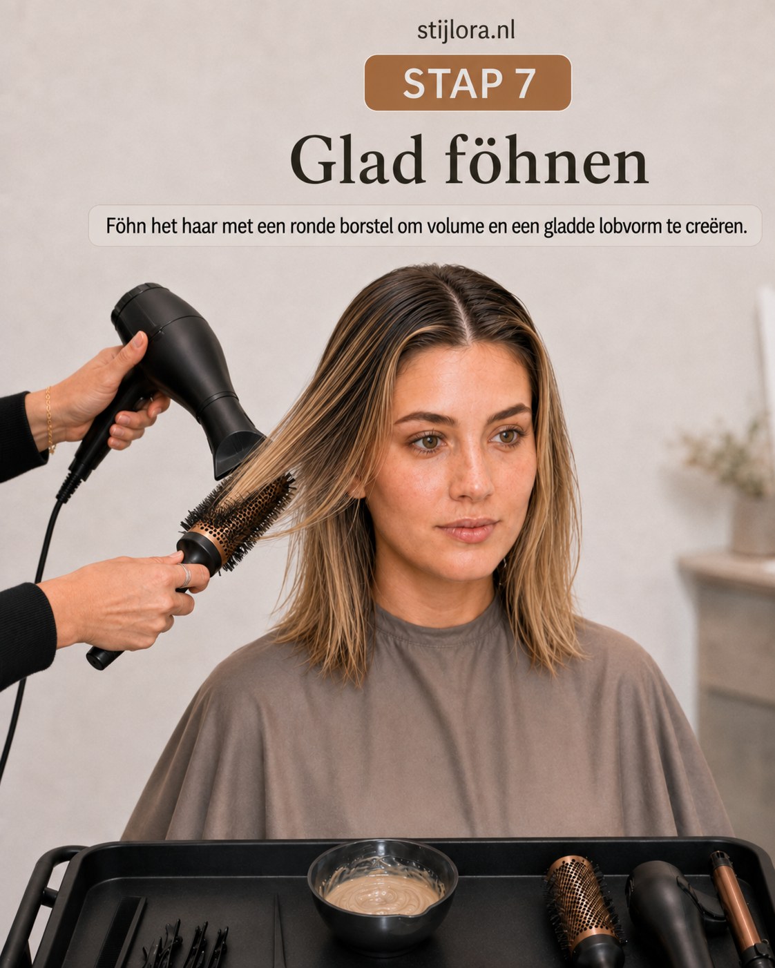 Haar glad geföhnd met ronde borstel voor een gladde honey blonde lobvorm en glans