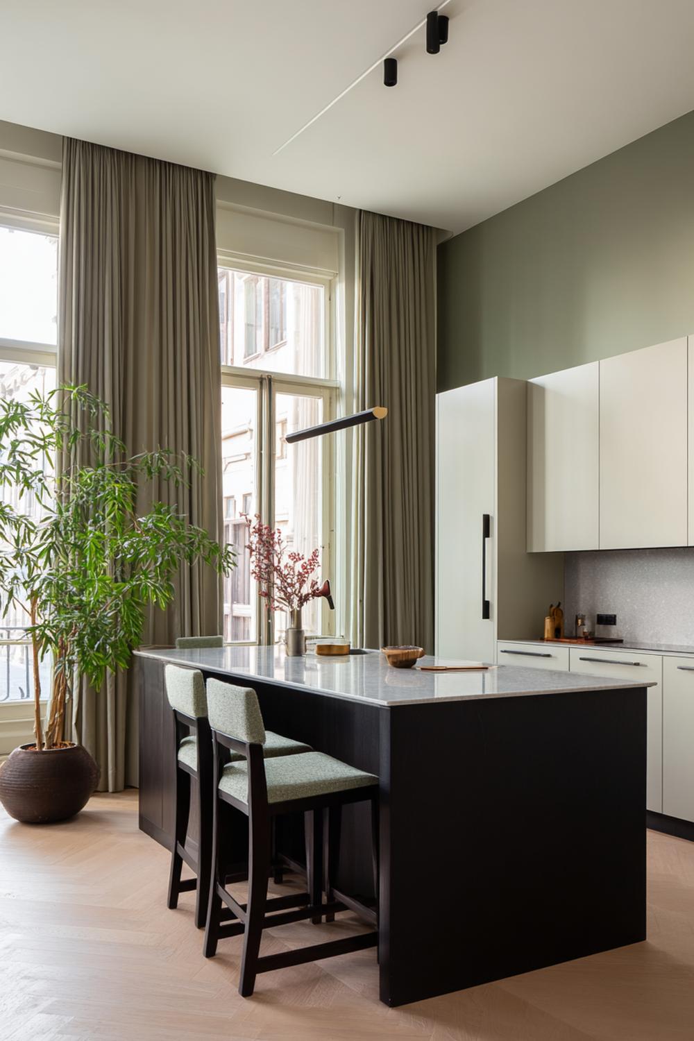 7. Japandi interiors met keukenfronten in warm wit en zwarte grepen