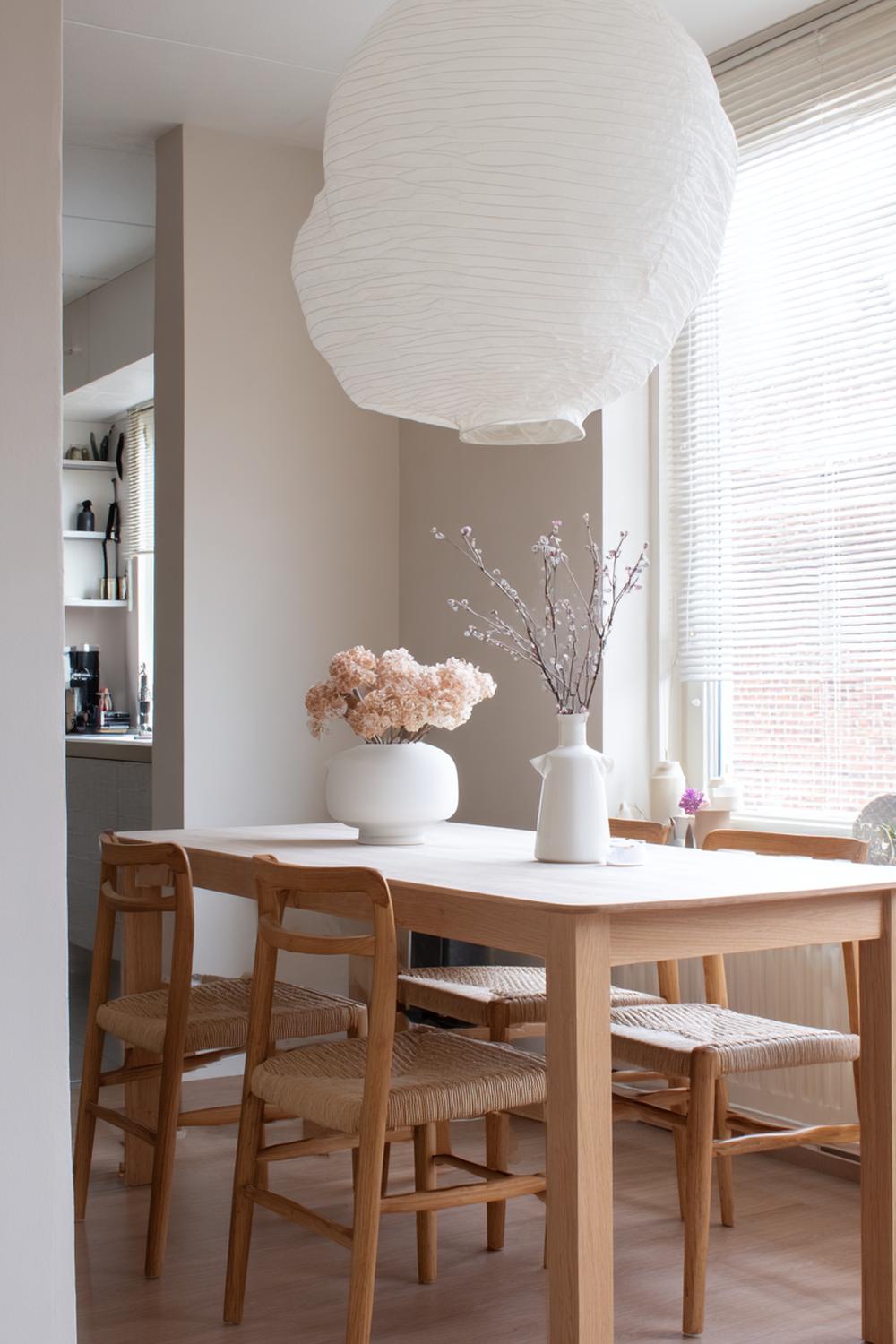 8. Japandi interiors met eettafel in essenhout en papieren lampion