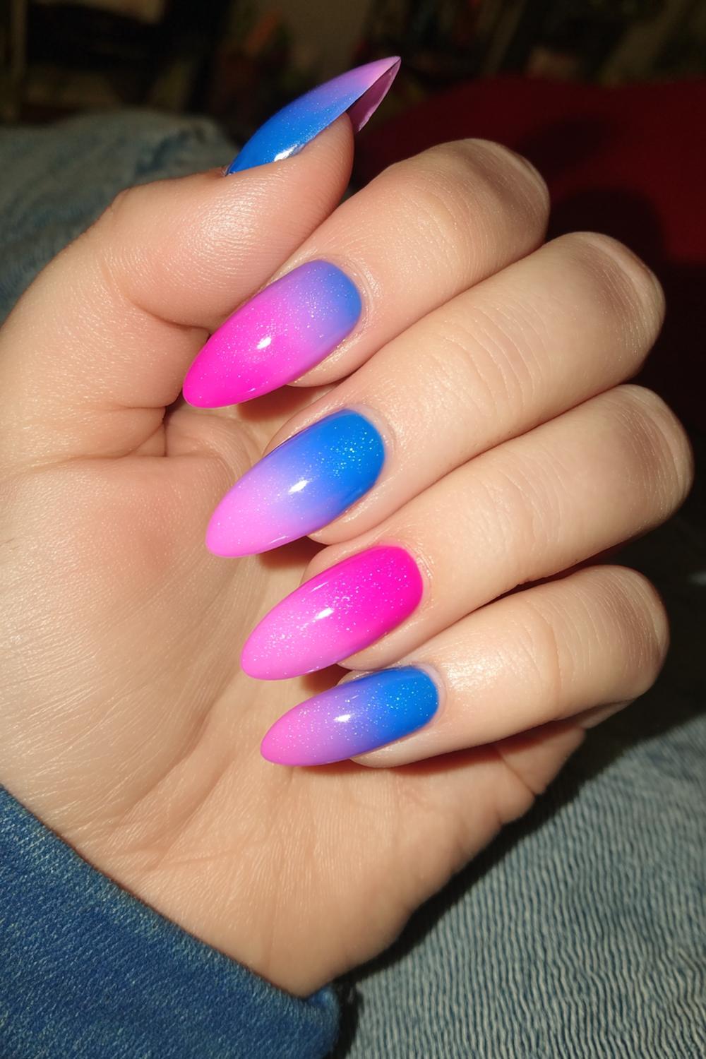 1. Jinx nails met neonblauw-rozige ombré en glanzende topcoat