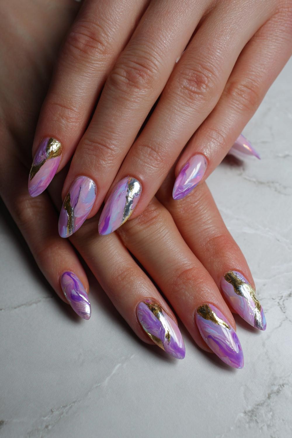 3. Jinx nails met paarse smoke-effecten en zilveren folieflarden