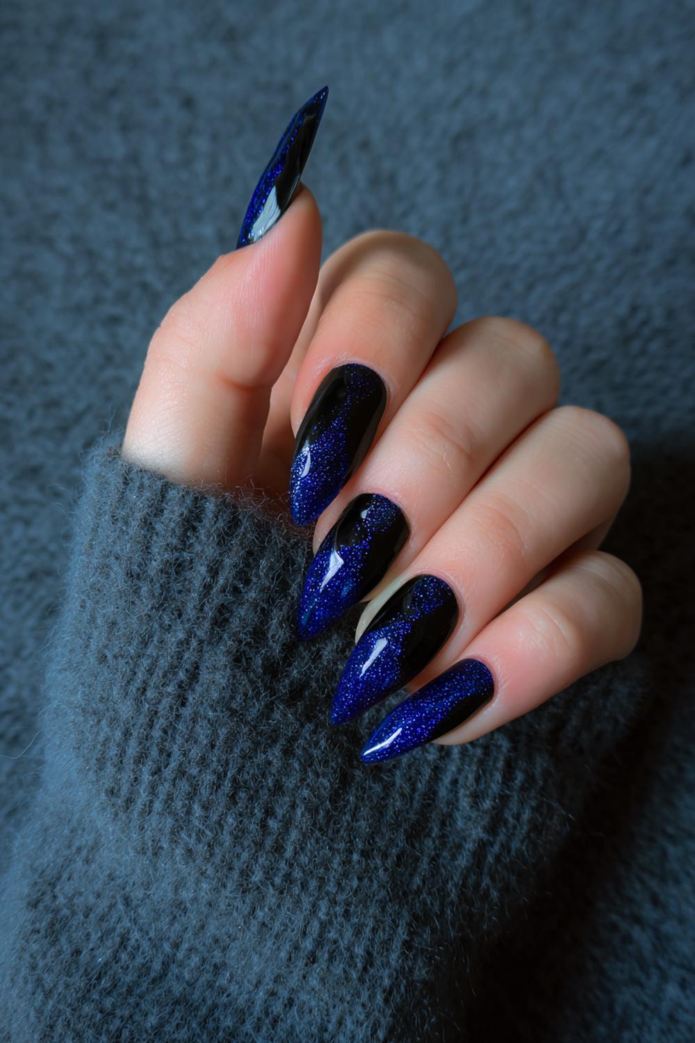 5. Jinx nails met bliksemschichten en hoogcontrast blauw-zwart