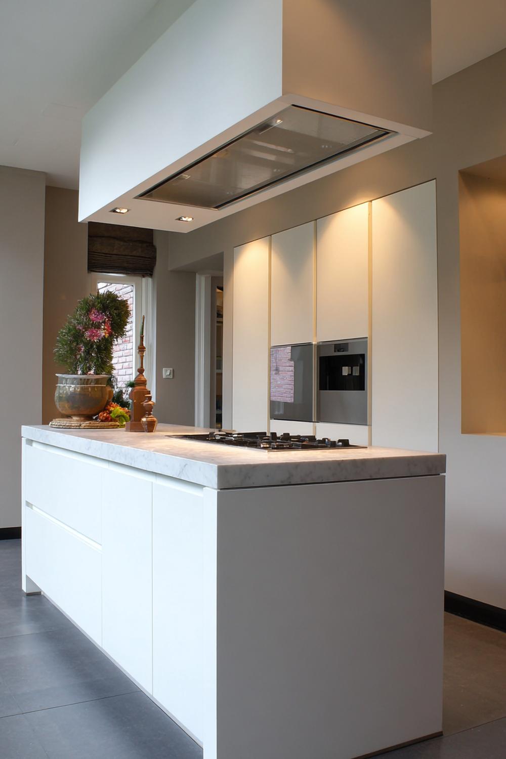 10. Keuken inspiratie met een opvallende afzuigkap als sculptuur