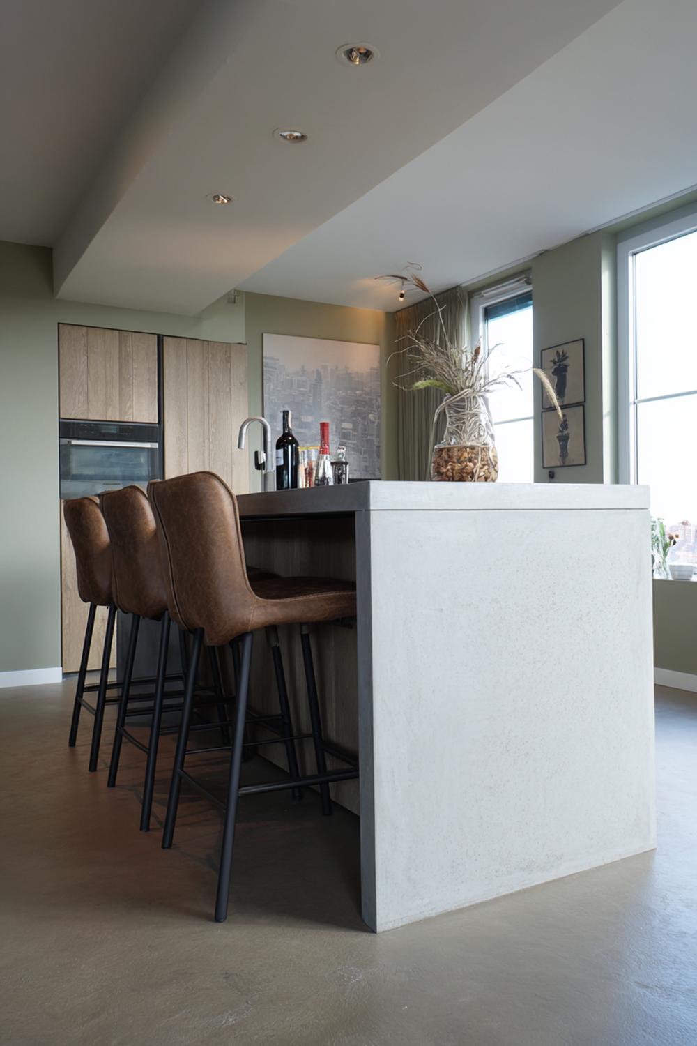 4. Keuken inspiratie met een betonnen eiland en hoge barkrukken
