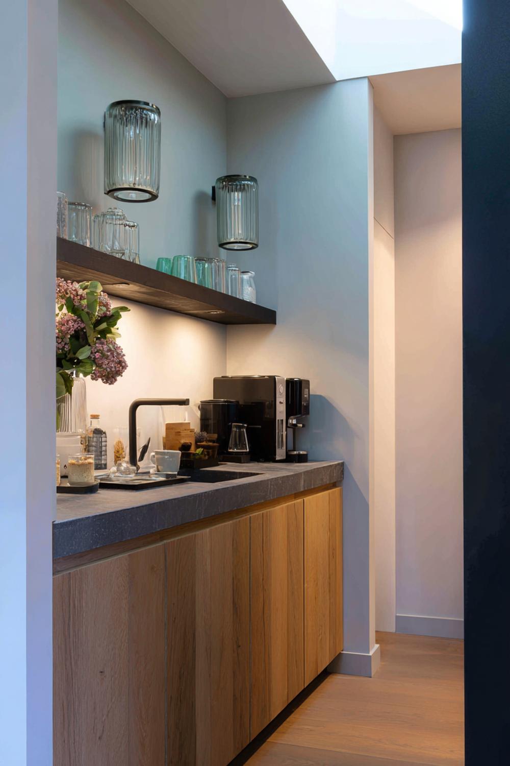 7. Keuken inspiratie met een smalle koffiehoek en nisverlichting