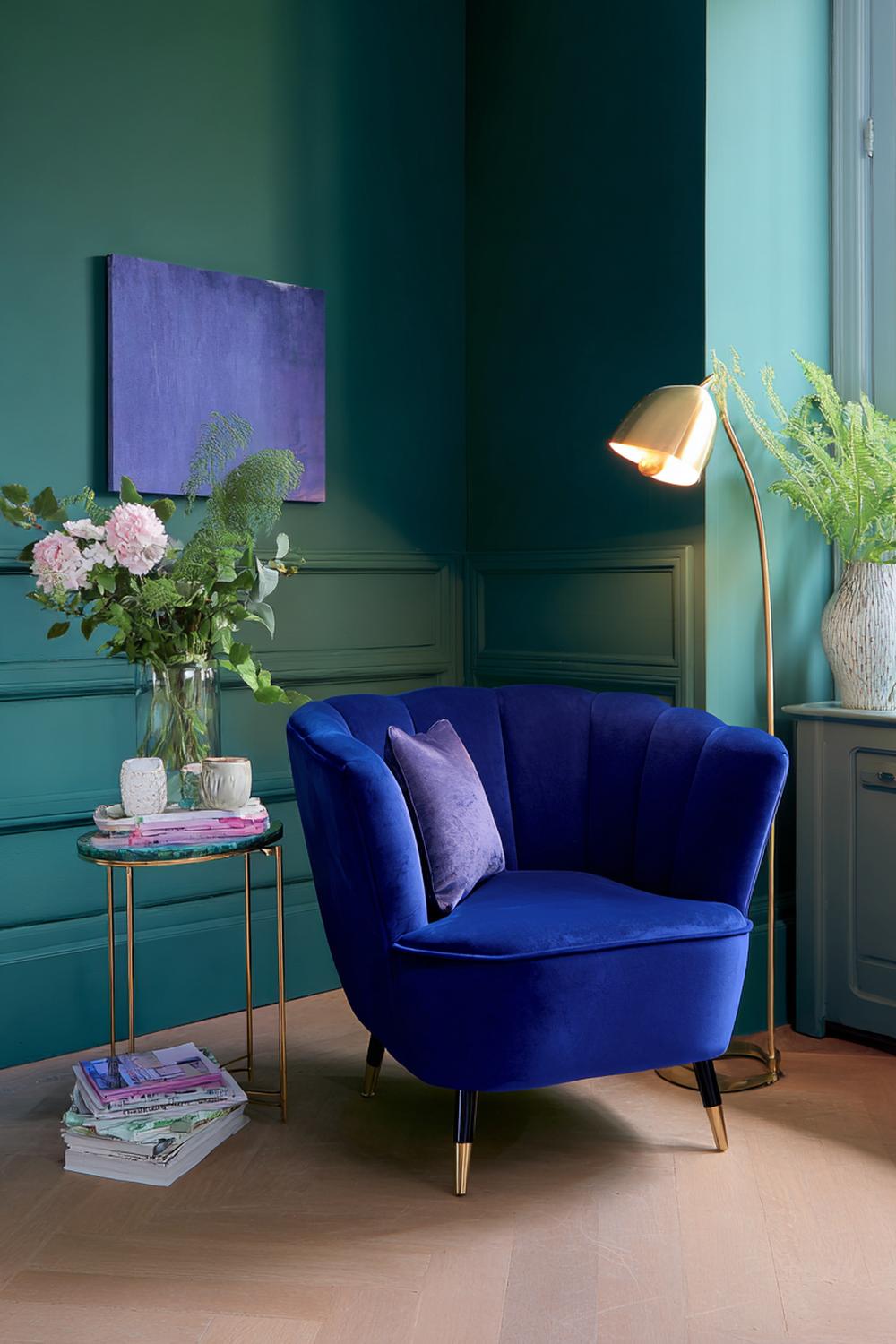 2. Kleurrijke woonkamers met kobaltblauwe velvet fauteuil en brass lamp