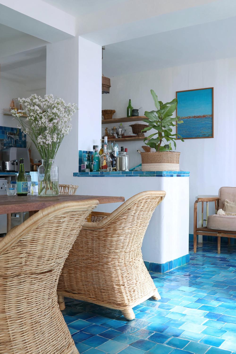 7. Kleurrijke woonkamers met mediterrane azuurblauwe tegels en rotan stoelen