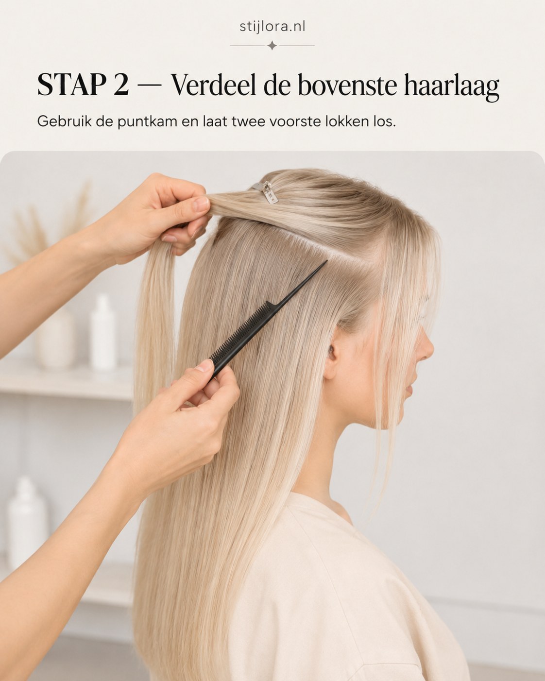 De bovenste haarlaag wordt met een puntkam verdeeld voor de basis van de halfup ponytail