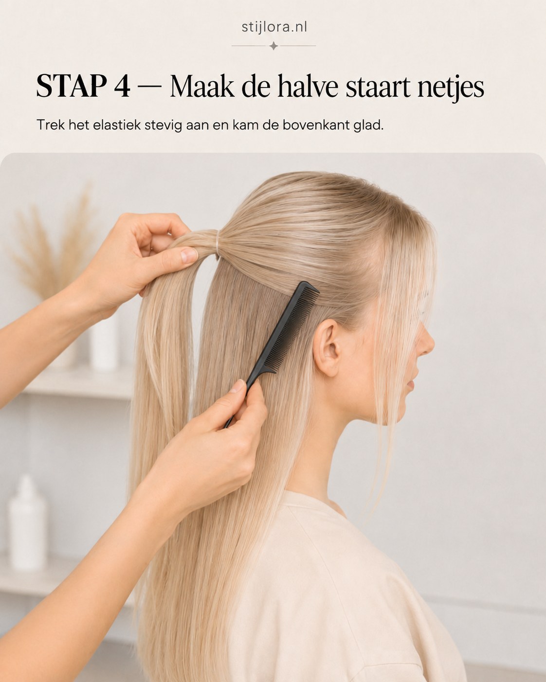 De halve staart van de milky blonde halfup ponytail wordt strak en glad gekamd
