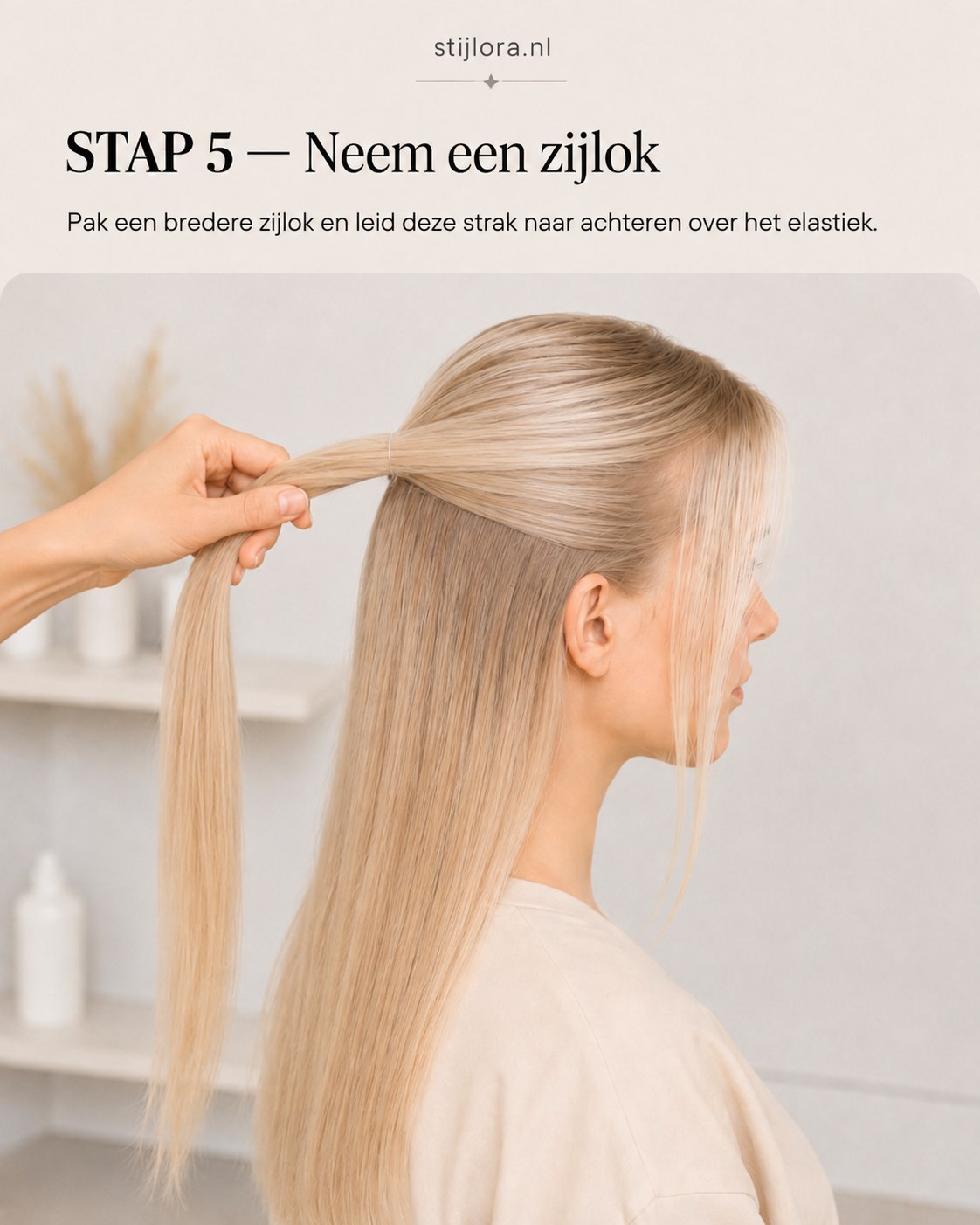 Een bredere zijlok wordt strak naar achteren geleid over het elastiek van de ponytail