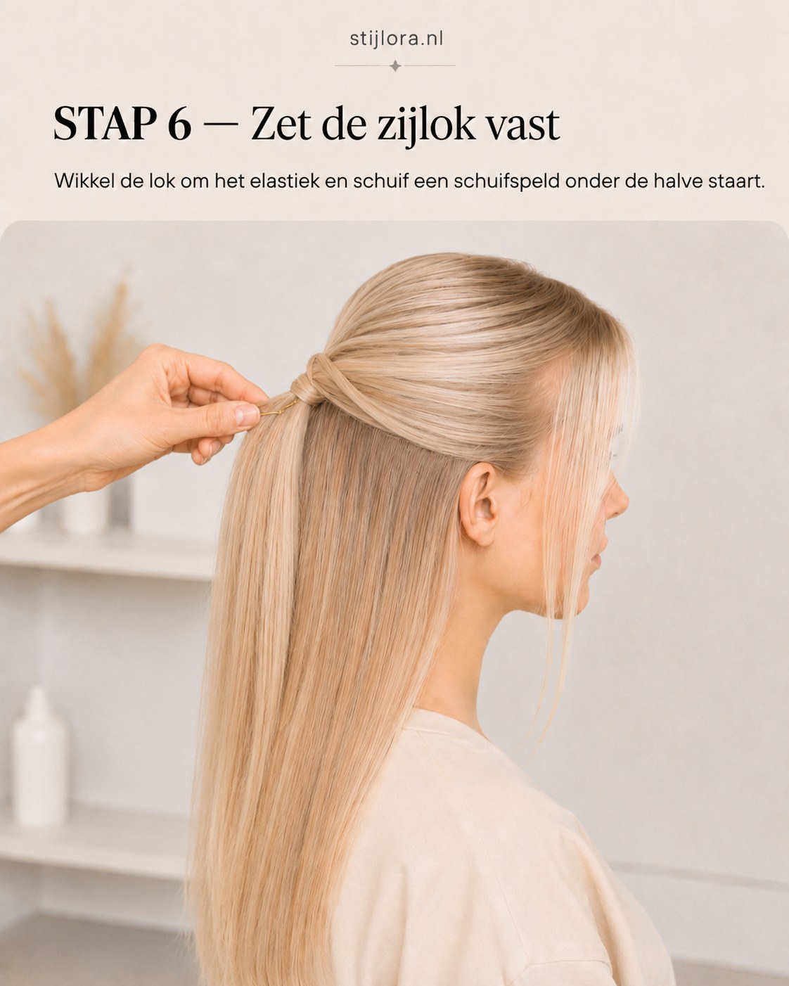 De zijlok wordt om het elastiek gewikkeld en vastgezet met een schuifspeld