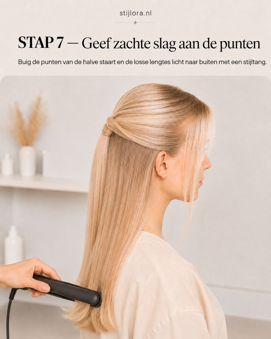 Met de stijltang krijgen de punten van de halfup ponytail een zachte, naar buiten gebogen slag