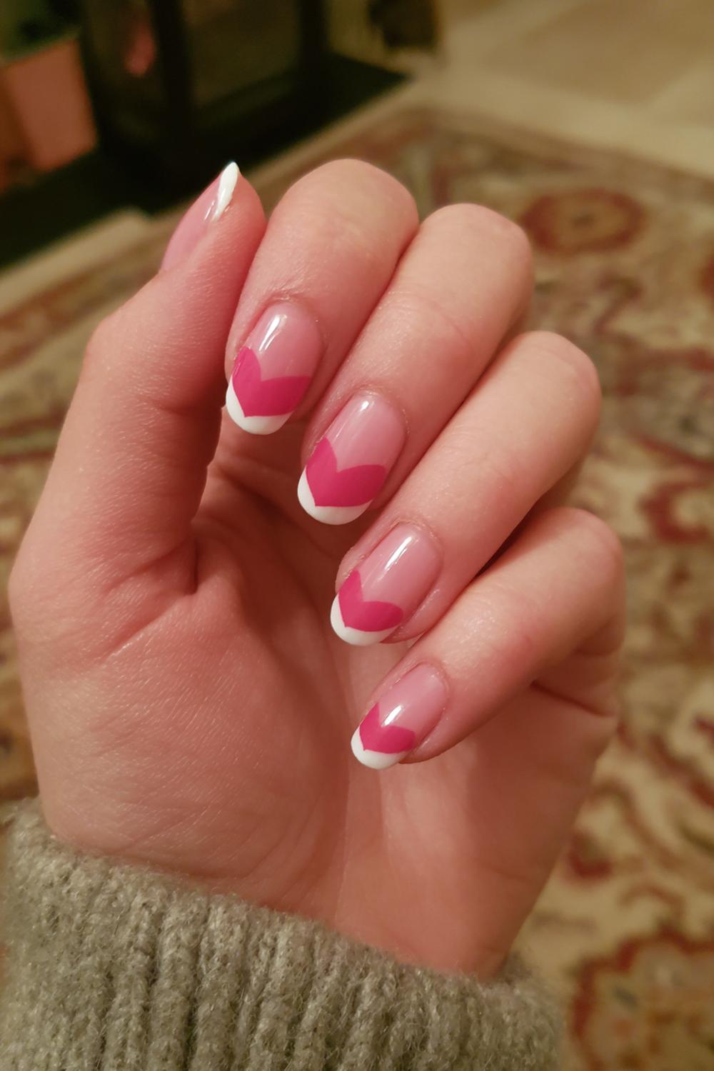2. Nagels valentijn met Franse tip en één hartlijn