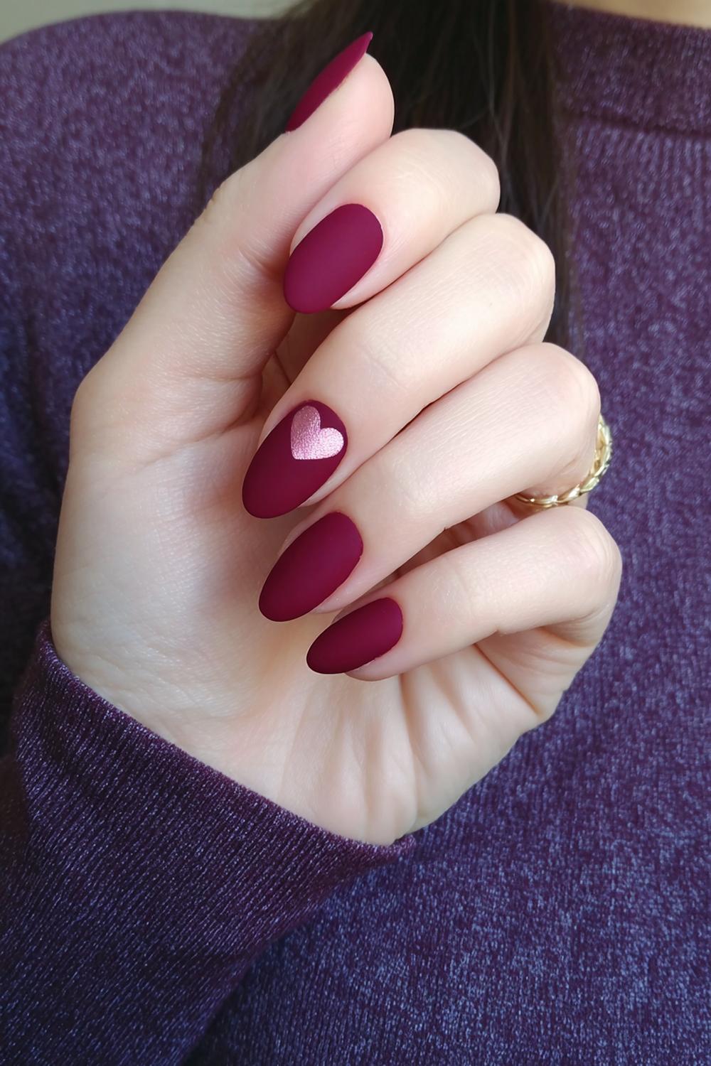 3. Nagels valentijn met matte bordeaux en glanzend hartaccent