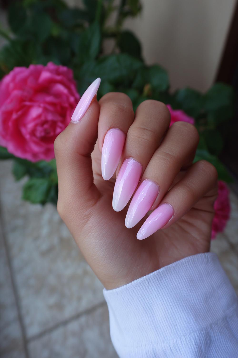 4. Nagels valentijn met roze ombré en zachte wolkglans