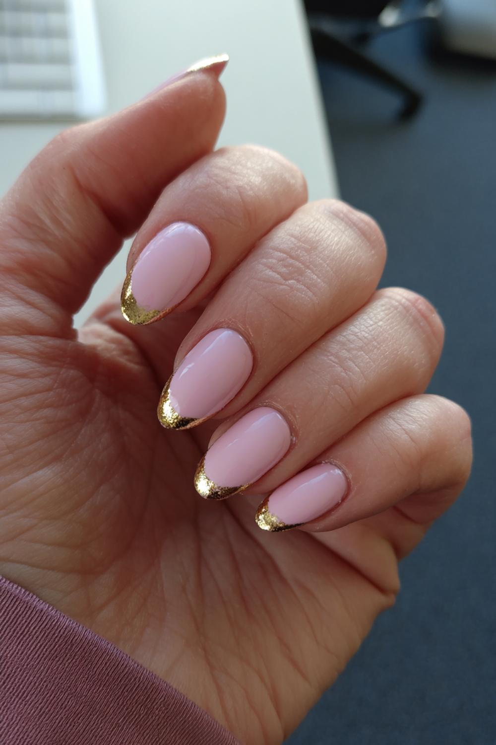 8. Nagels valentijn met blush-roze en gouden randje