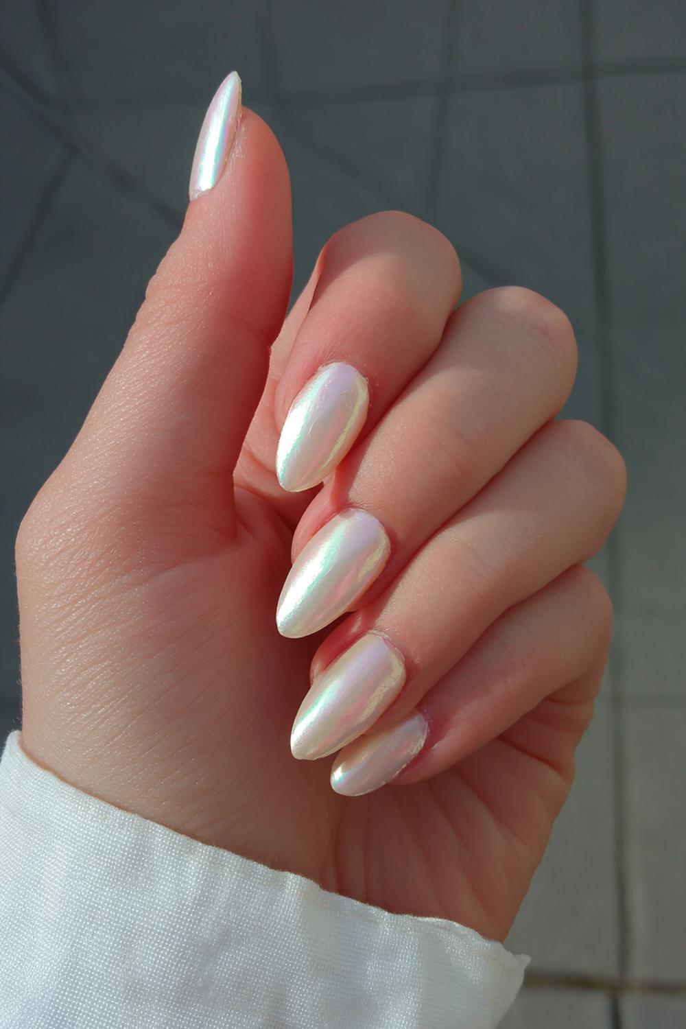 2. Nail art 2026 spiegelchrome amandelvorm in parelwit