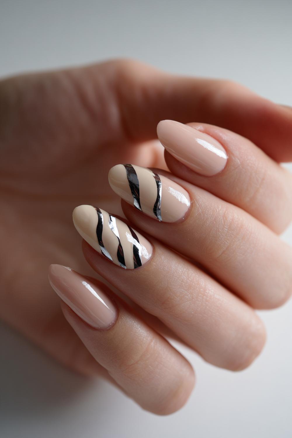 3. Nail art 2026 matte nude basis met glanzende abstracte lijnen