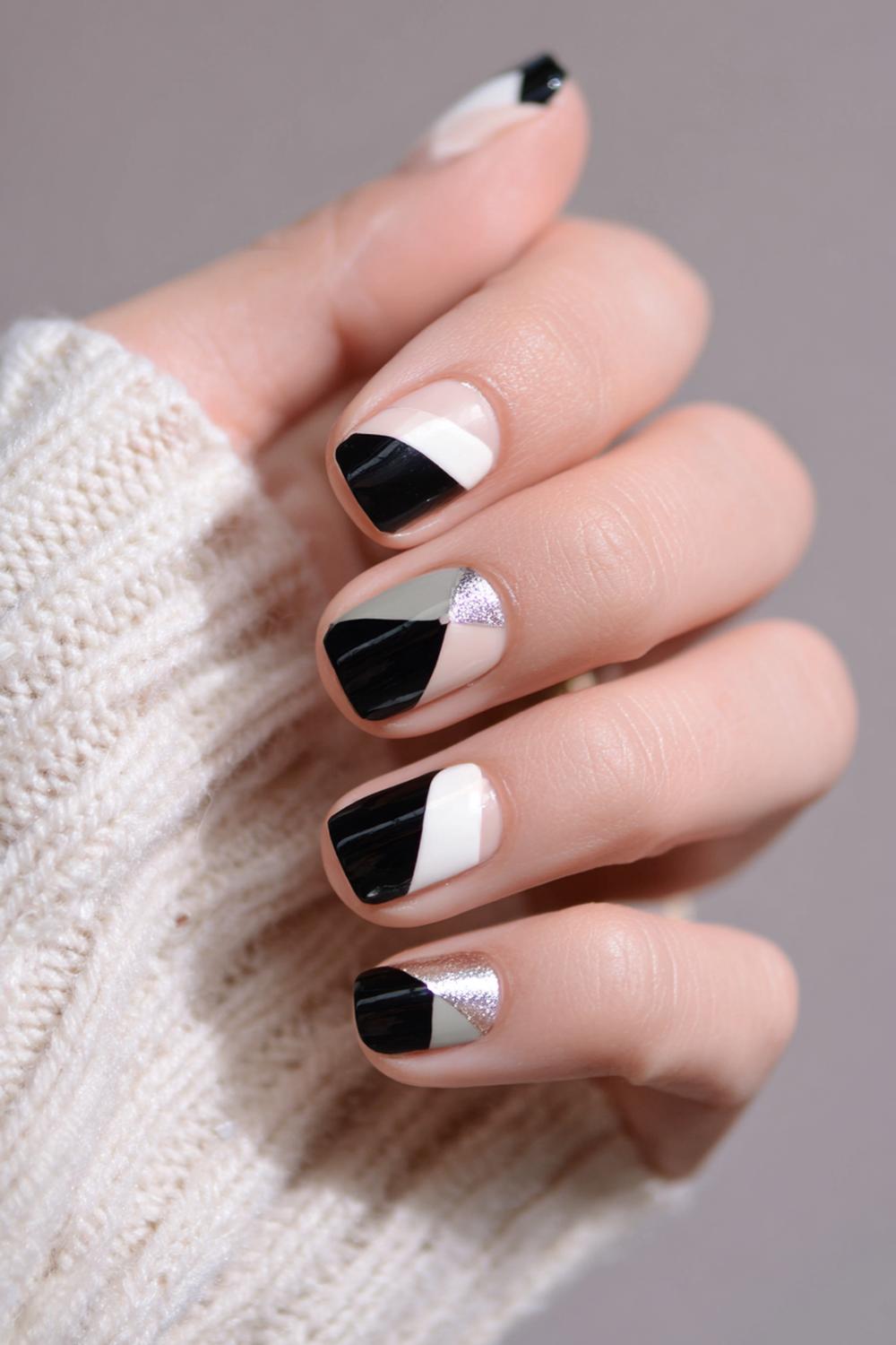 6. Nail art 2026 grafische blokken in zwart en crème