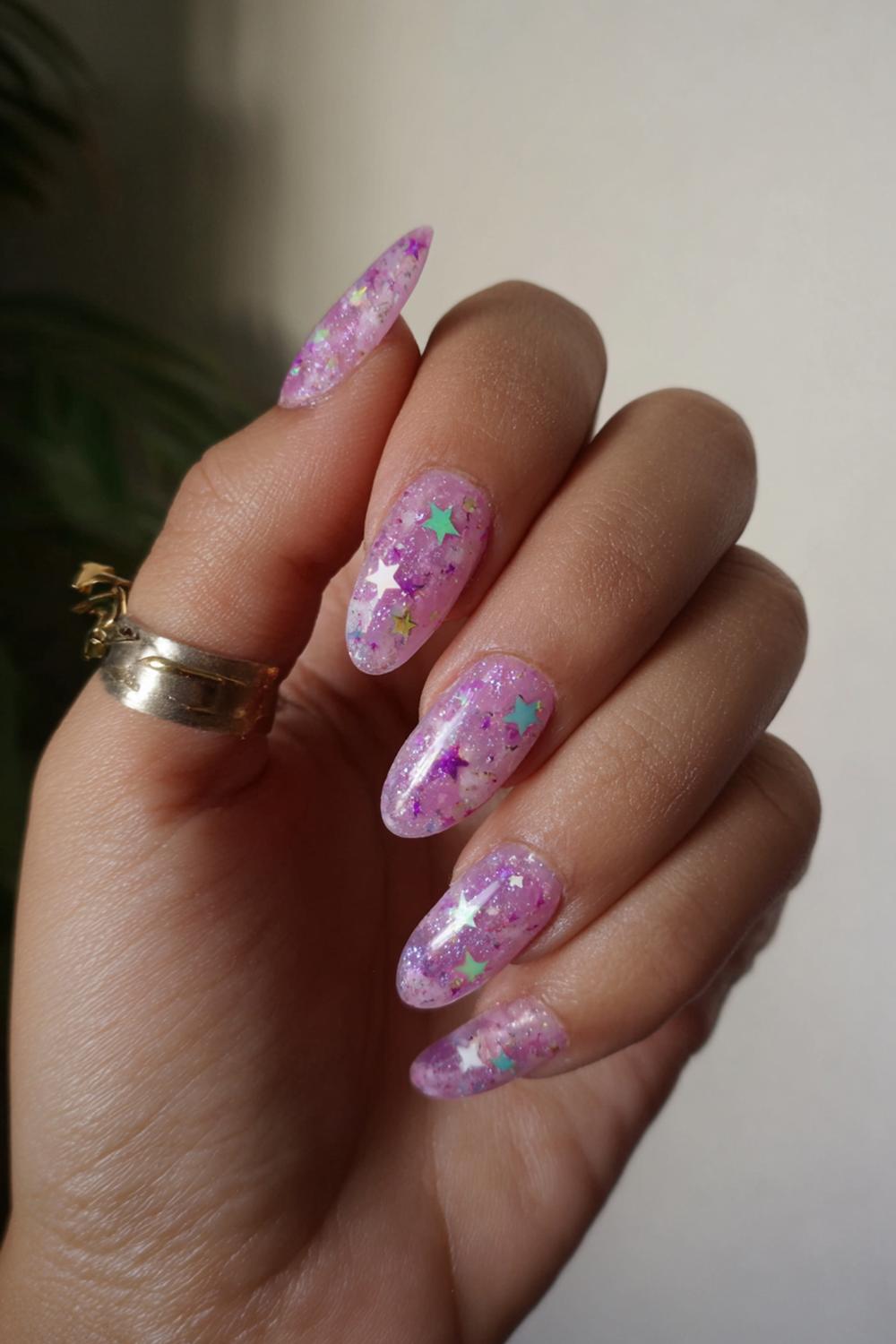 7. Nail art 2026 ‘soap nails’ glans met micro-sterretjes