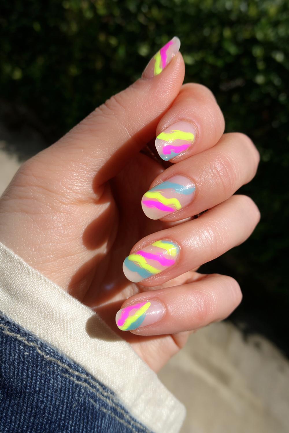 9. Nail art 2026 transparante negative space met neon-lijn