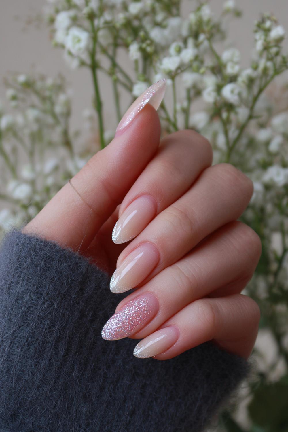 1. Nail inspo 2026: Glazen nude almond met microglitter-rand