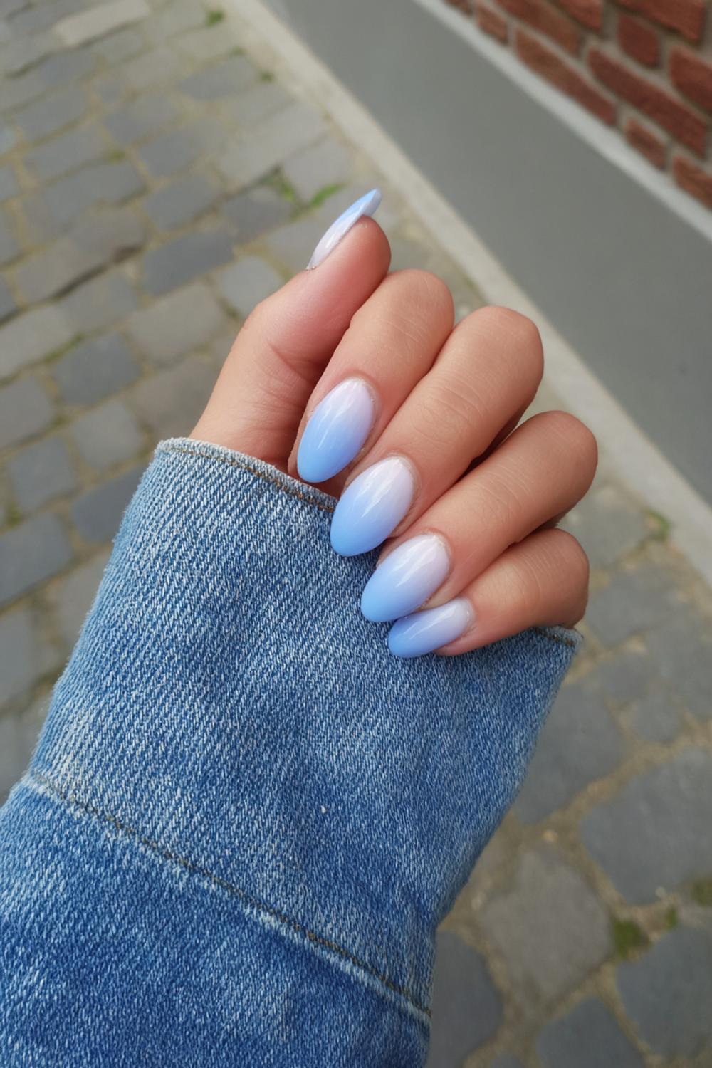 4. Nail inspo 2026: Babyblauwe aura-ombre op medium almond