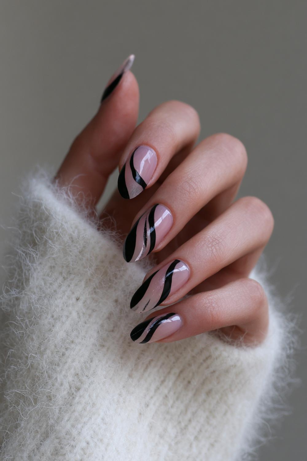 5. Nail inspo 2026: Zwart-inkt microline art op transparante basis