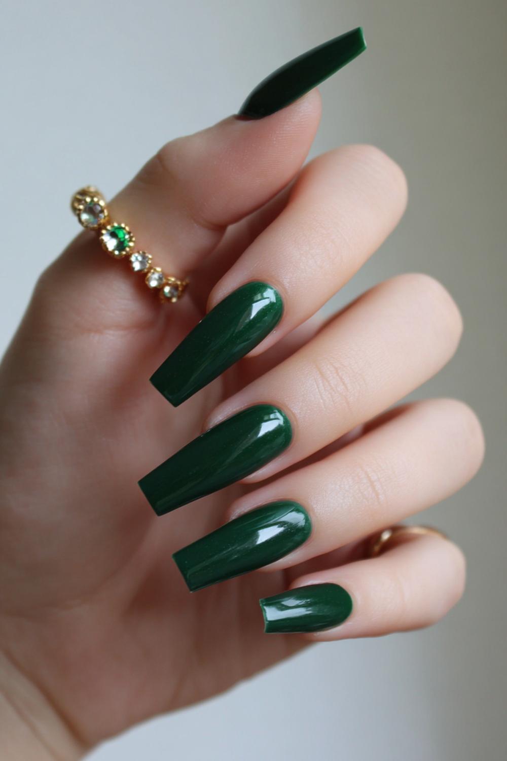 7. Nail inspo 2026: Smaragdgroene cat-eye op lange coffin
