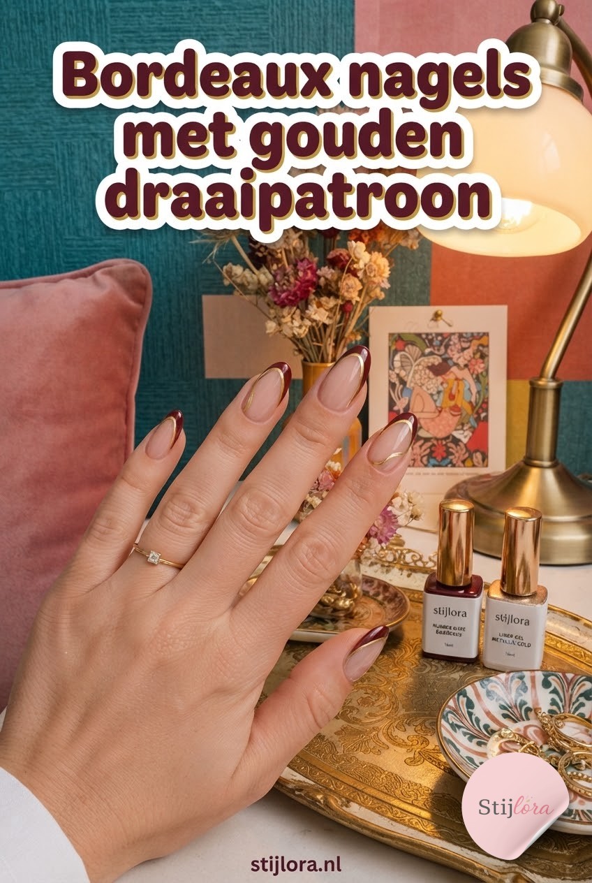 Bordeaux nagels met gouden draaipatroon