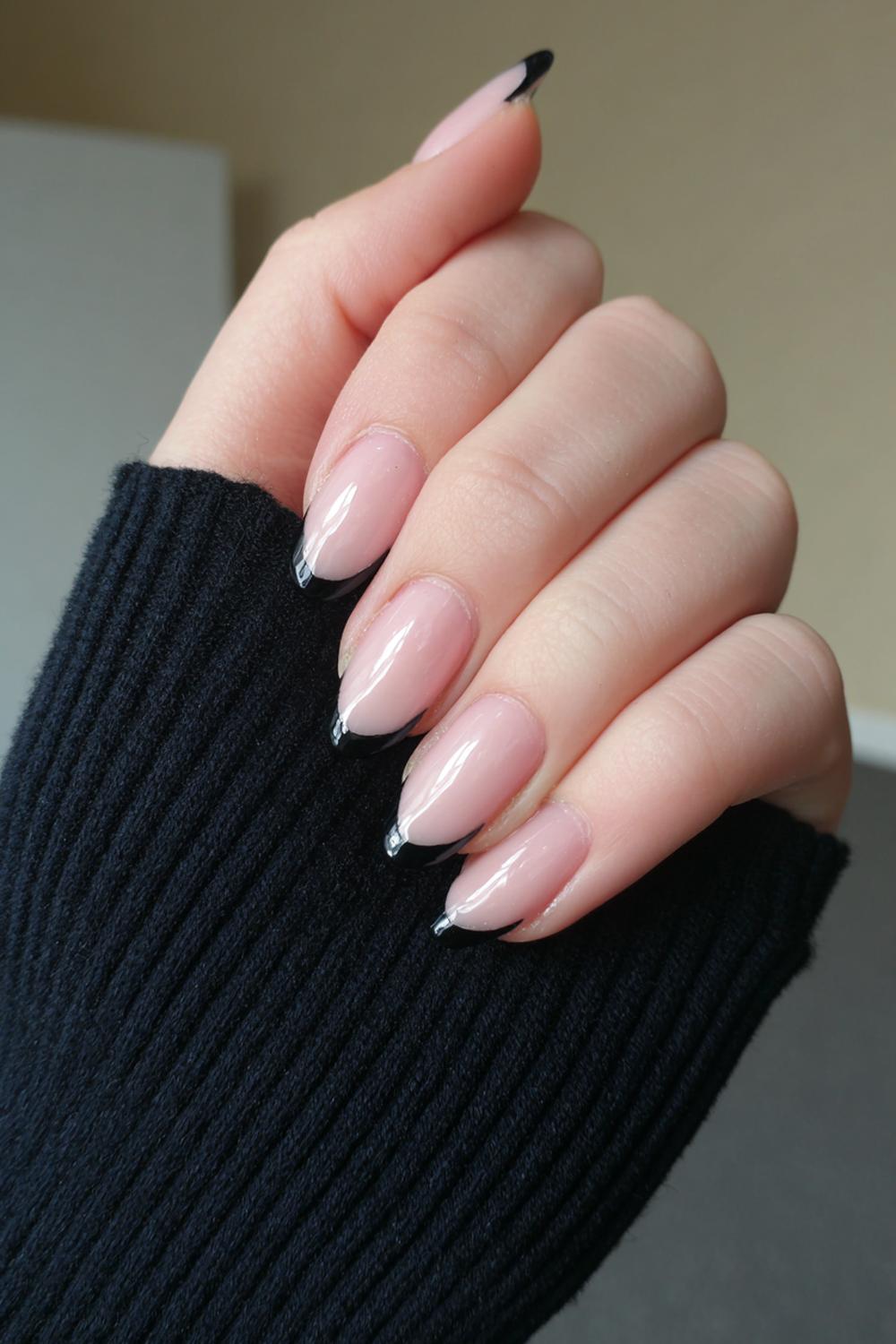 10. Paznokcie 2026: Zwarte micro-liner French op nude basis