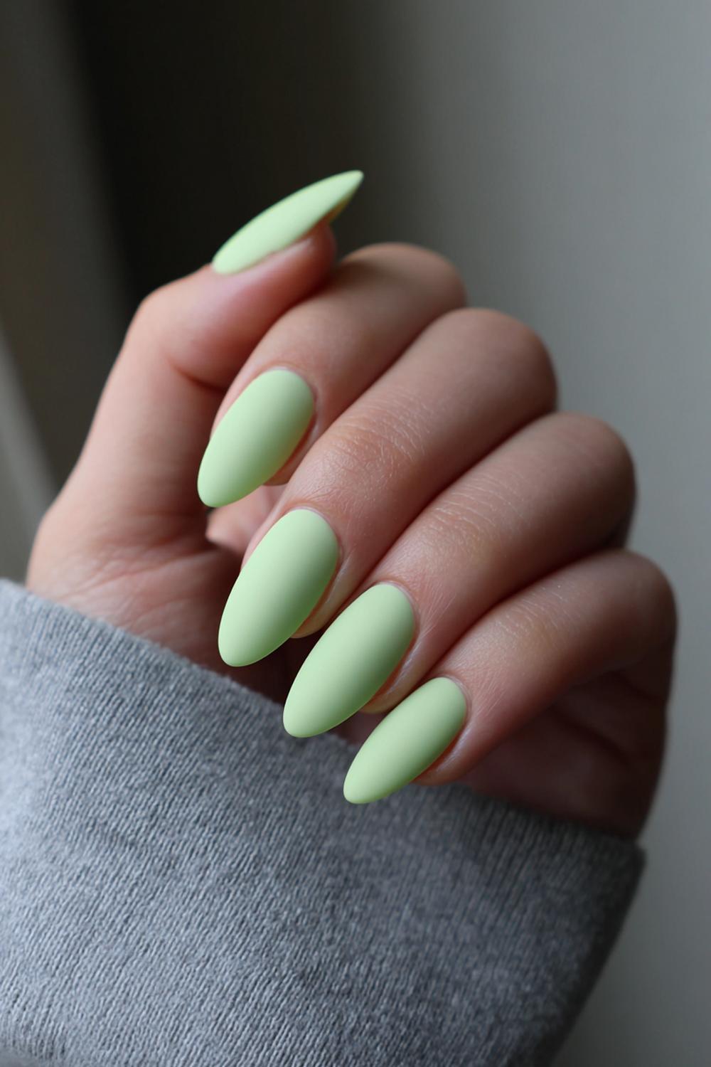 7. Paznokcie 2026: Pistache matte almond met glanzende cuticle halo