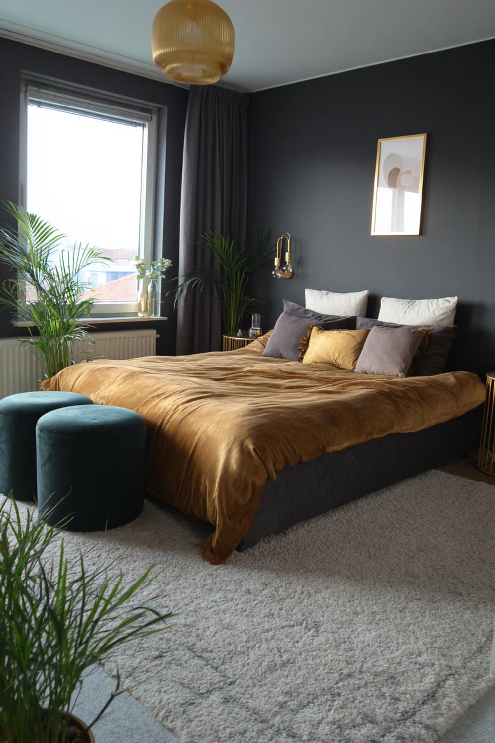 5. Room ideas bedroom met donkere accentmuur en gouden details