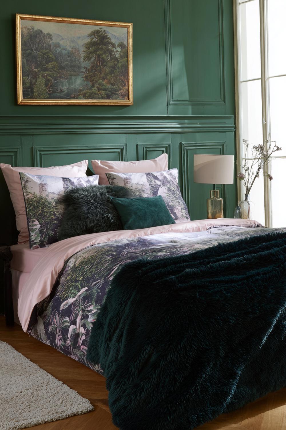 9. Room ideas bedroom met klassieke lambrisering en tijdloze prints