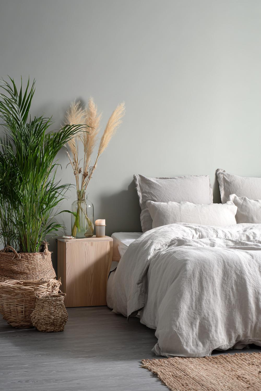 1. Slaapkamer inspiratie met greige linnen en licht eiken