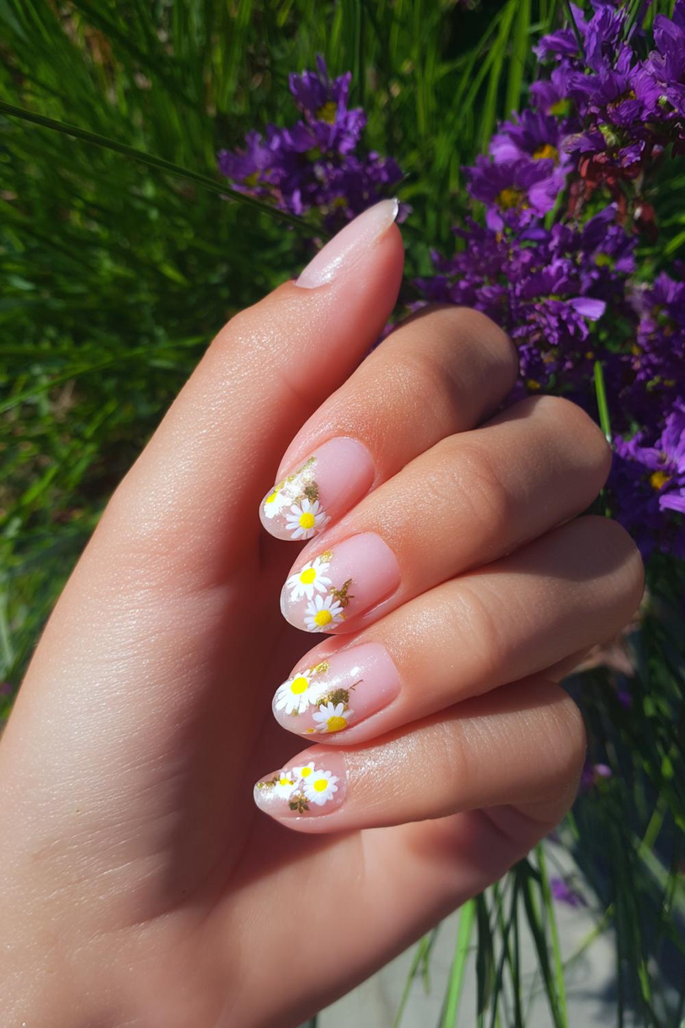 2. Spring nails met margrietaccenten op transparante basis