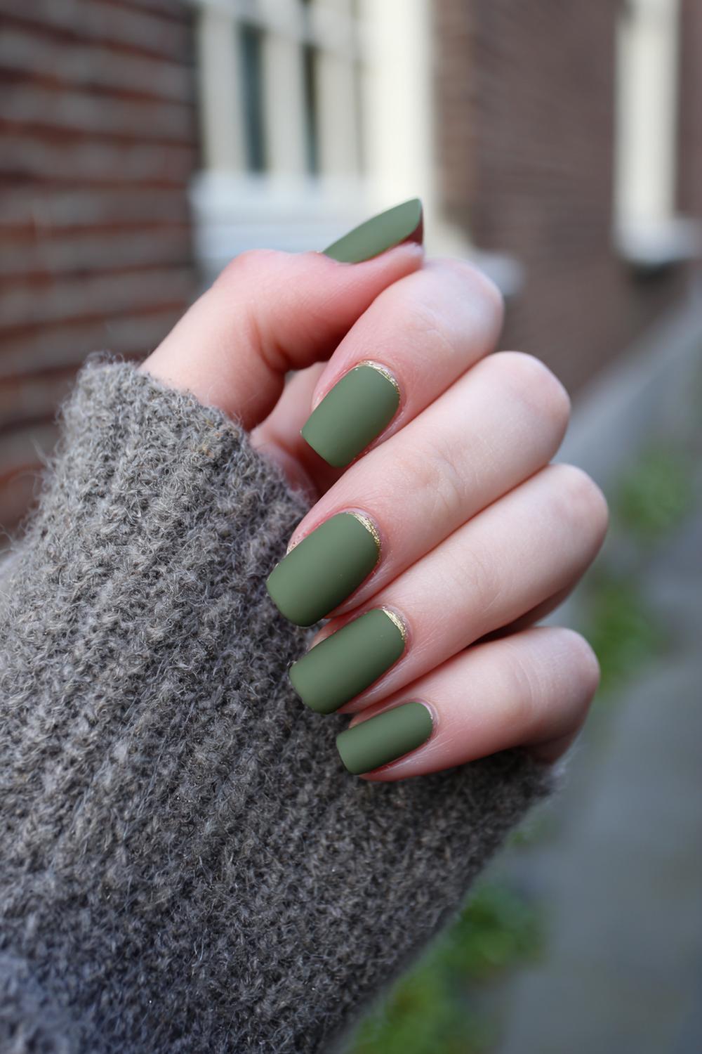 3. Spring nails in saliegroen met matte finish en gouden stip